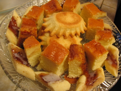 yum! a circle of baked goods.